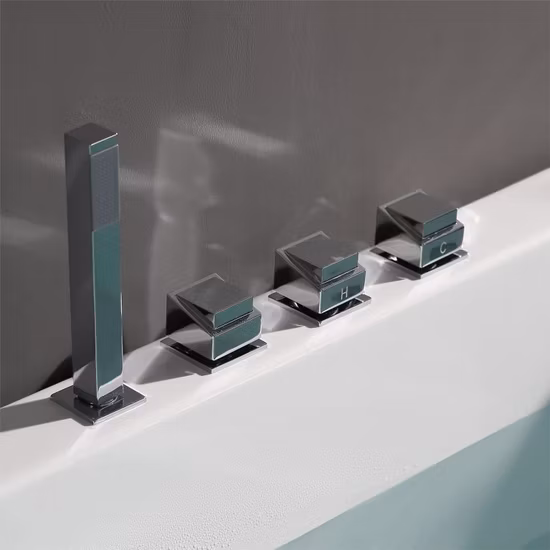 Современная отдельно стоящая ванна-джакузи в помещении